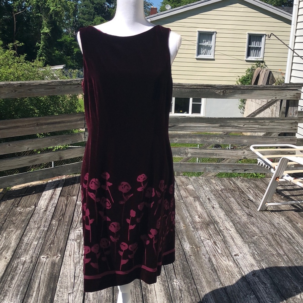 Gorgeous burgundy rayon/silk dress with flower hem 🌺